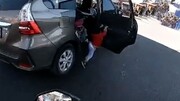 سقوط پسربچه خردسال از خودرو در حال حرکت / فیلم