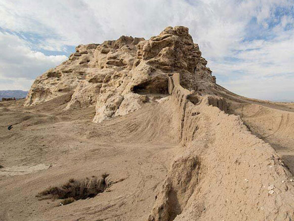 دیوارهای قلعه سنگ سیرجان فرو ریخت 