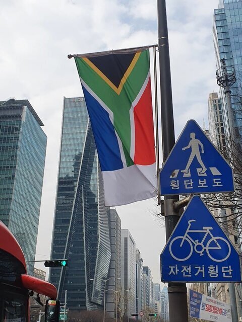 تصاویر | واکنش به رنگ اضافه شده به پرچم ایران در کره جنوبی | چه کسی مقصر است؟