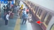 ویدیو باورنکردنی از لحظه نجات مسافر توسط مامور قطار