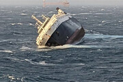 نجات ۲۸ خدمه کشتی غرق شده اماراتی | سرنوشت دو خدمه دیگر همچنان نامعلوم است! / فیلم