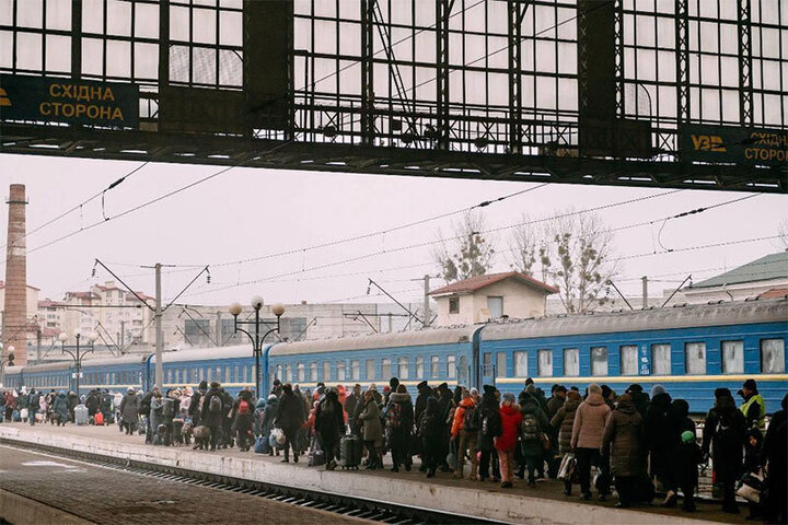 ترمز اضطراری قطار اوکراینی مقابل کاروان تانک‌های روسی / فیلم