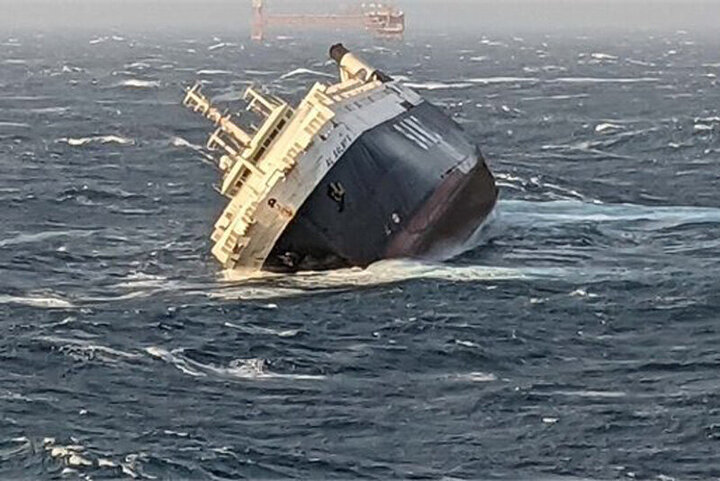 نجات ۲۸ خدمه کشتی غرق شده اماراتی | سرنوشت دو خدمه دیگر همچنان نامعلوم است! / فیلم