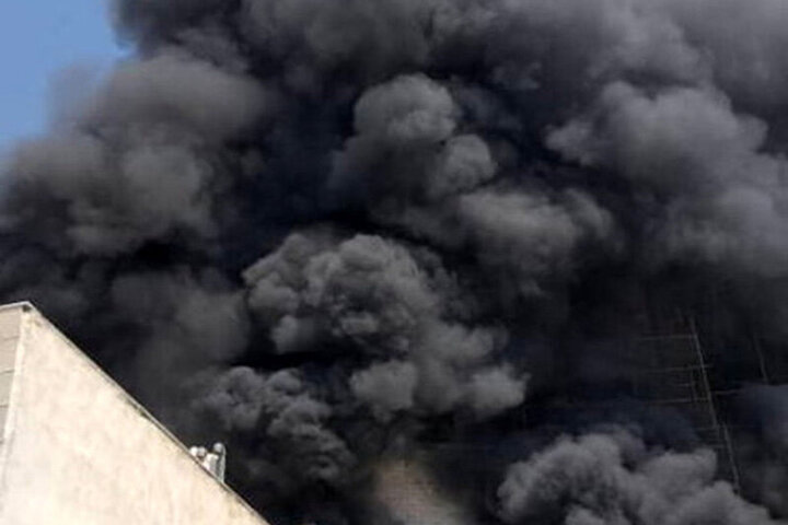 نخستین تصاویر از آتش‌سوزی در میدان امام حسین تهران / فیلم