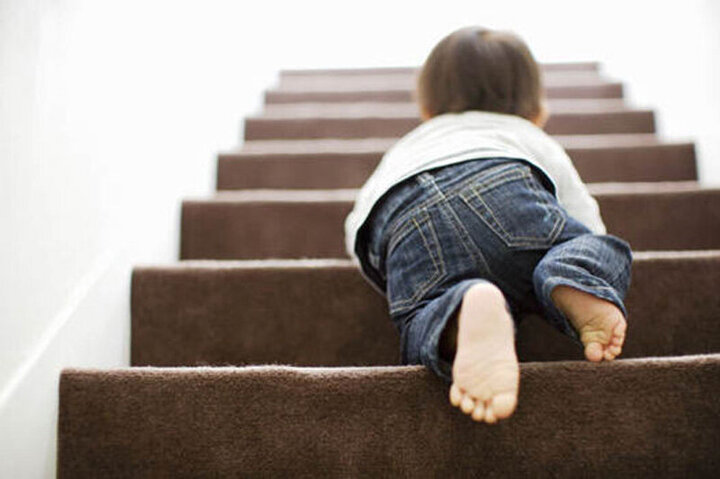  لحظه وحشتناک سقوط کودک ۳ ساله از راه پله / فیلم