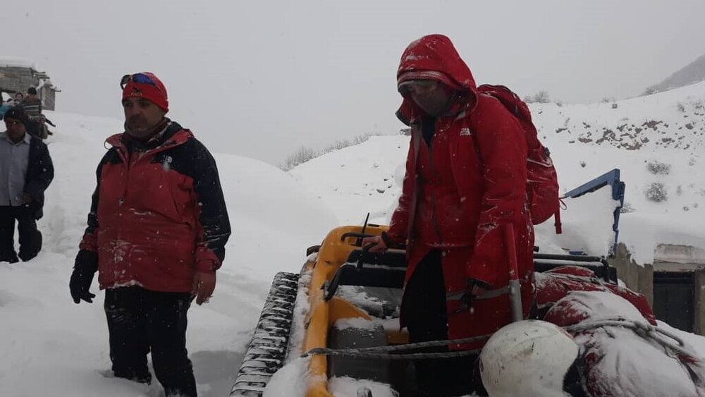تصاویر عملیات نفس‌گیر نجات مادر باردار از میان برف ۲ متری | ۳ روز عملیات در آغاز سال جدید
