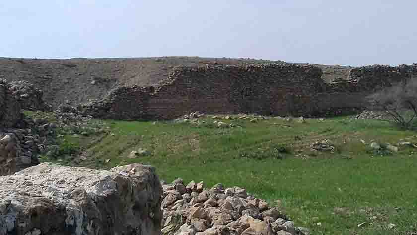 قلعه شیاخ ایلام درحال نابودی است 
