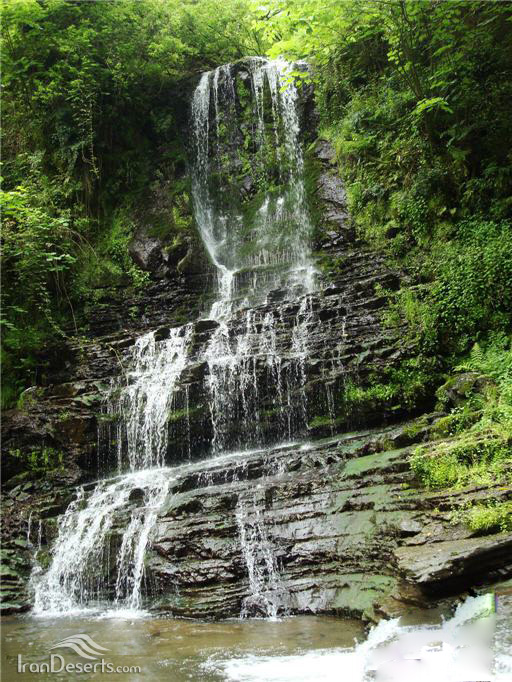 زمرد آبشاری ۱۵ متری در گیلان 