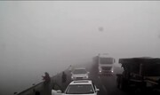 تصادف هولناک کامیون با چند خودرو در هوای مه‌آلود / فیلم