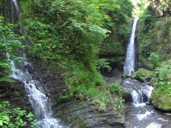 آیا می‌دانستید آبشاری ۱۵ متری در استان گیلان قرار دارد؟