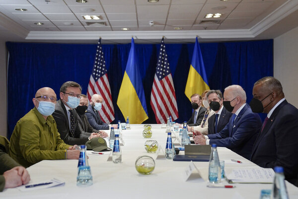 دیدار جو بایدن با دو وزیر اوکراینی در لهستان 