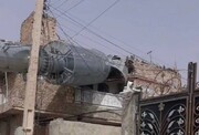 سقوط دکل مخابراتی روی یک منزل مسکونی در زاهدان / فیلم