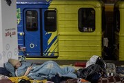 پناه بردن مردم خارکف به مترو از آتش جنگ روسیه / تصاویر
