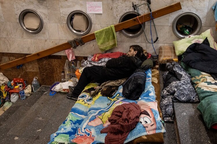 تصاویر | زندگی در مترو؛ جدیدترین عکس‌ها از وضع مردم خارکف