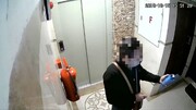 ویدیو باورنکردنی خفت‌گیری دو سارق از یک زن در قالب پیک موتوری