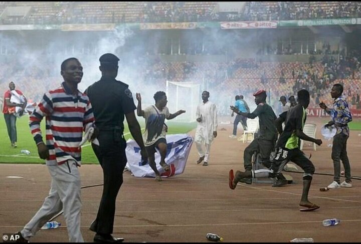 حمله طرفداران نیجریه به زمین فوتبال پس از حذف شدن از جام جهانی / فیلم