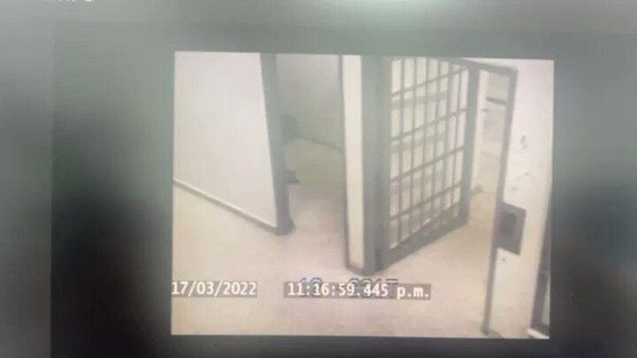فرار عجیب رئیس باند مواد مخدر در پوشش لباس مامور زندان + فیلم دوربین مدار بسته