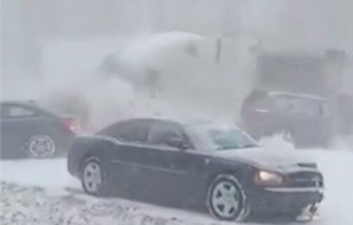 ویدیو هولناک از تصادف زنجیره‌ای عجیب در برف آمریکا + ۳ کشته و ۲۰ مصدوم