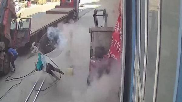 ویدیو هولناک لحظه انفجار لاستیک کامیون و غیب شدن عجیب راننده