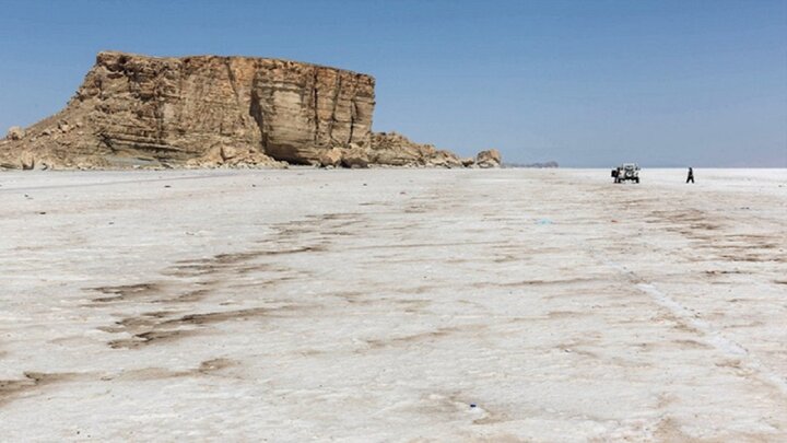 تصاویر غم انگیز از خشک شدن دریاچه ارومیه / فیلم
