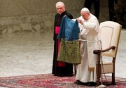 پاپ بر پرچم اوکراین بوسه زد