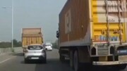 ویدیو هولناک برخورد خودرو سواری با کامیون هنگام سبقت گرفتن / فیلم
