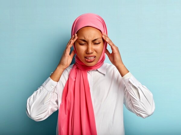 علت سردرد روزه‌ داران در ماه رمضان + روش درمان