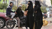 لحظه تنبیه موتورسوار مزاحم دختران دانش آموز در خیابان توسط پلیس / فیلم