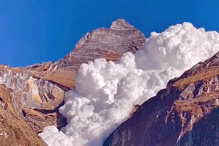 ویدیو باورنکردنی و عجیب از پدیده نادر ریزش ابرها در هیمالیا
