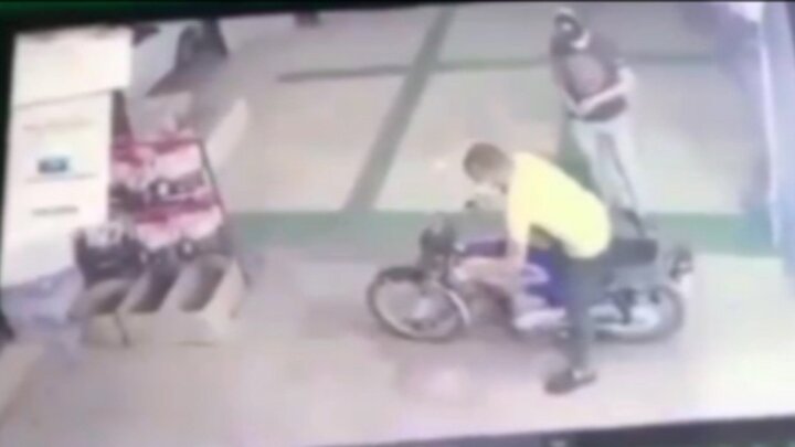 ویدیو عجیب از لحظه سرقت ناموفق موتورسیکلت در اهواز با اقدام به موقع صاحب موتور