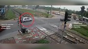 ویدیو هولناک از تصادف وحشتناک به دلیل خراب شدن ماشین روی ریل راه آهن