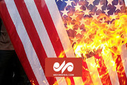 پرچم آمریکا در کراچی توسط حامیان عمران خان آتش زده شد / فیلم