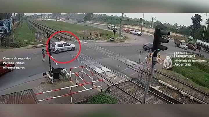 ویدیو هولناک از تصادف وحشتناک به دلیل خراب شدن ماشین روی ریل راه آهن
