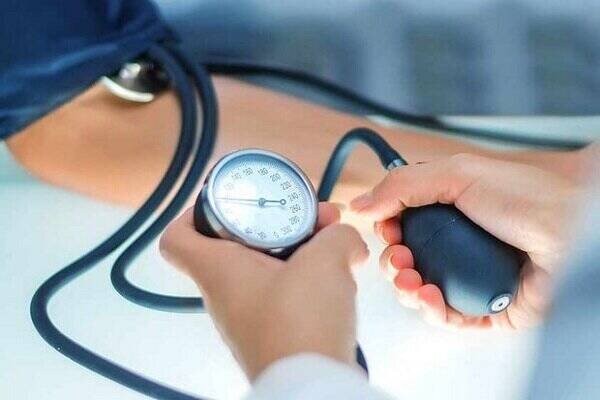 کنترل فشار خون بالا روزه داران در ماه مبارک رمضان / عکس