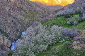 سنگان آبشاری زیبا در دل دره سولقان 