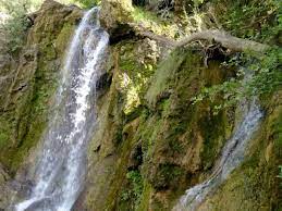  نای انگیز آبشاری در میان کوه‌های سر به فلک کشیده 