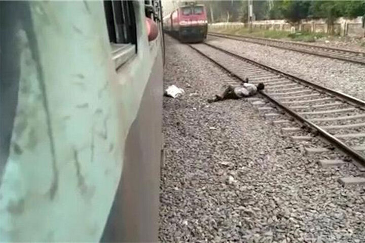 ویدیو هولناک از لحظه سقوط مسافر قطار روی ریل 