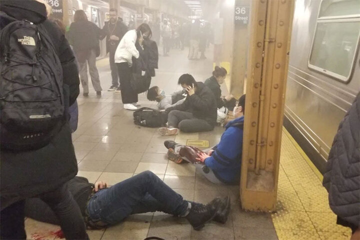 تصاویری وحشتناک از تیراندازی به سمت مردم در مترو نیویورک / فیلم