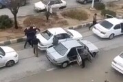 ویدیو عجیب از درگیری وحشتناک دو راننده و جنگ تن‌به‌تن خودروها در خیابان!