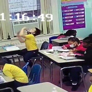 ویدیو دلهره آور از گیرکردن درب بطری در گلوی دانش آموز کلاس سومی | معلم اینگونه ناجی جانش شد / فیلم