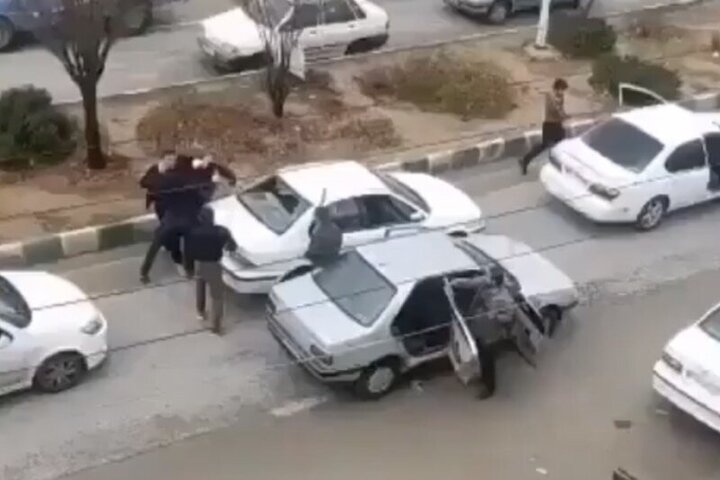 ویدیو عجیب از درگیری وحشتناک دو راننده و جنگ تن‌به‌تن خودروها در خیابان!