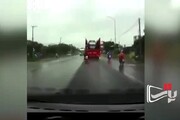 لحظه دلخراش عبور اتوبوس از روی سر موتورسوار در جاده بارانی / فیلم