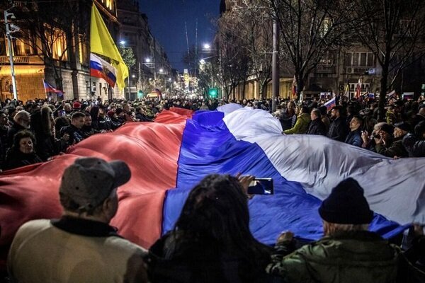 تجمع هزاران نفری مردم صربستان در حمایت از پوتین 