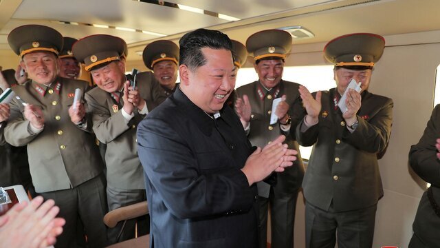 کره شمالی با نظارت کیم جونگ اون موشک جدید آزمایش کرد