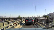 ویدیو دلهره آور از لحظه فرار راننده جسور از دست دزدان مسلح روی پل!