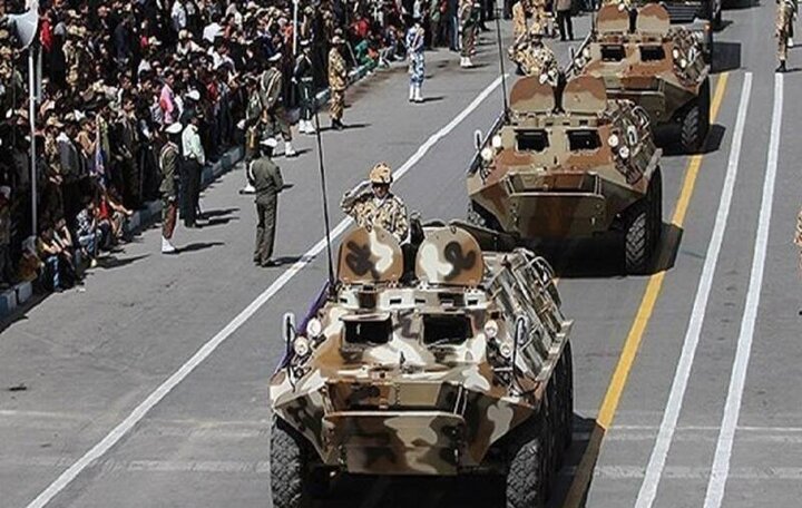 رژه تانک‌ها در سالروز گرامیداشت ارتش / فیلم