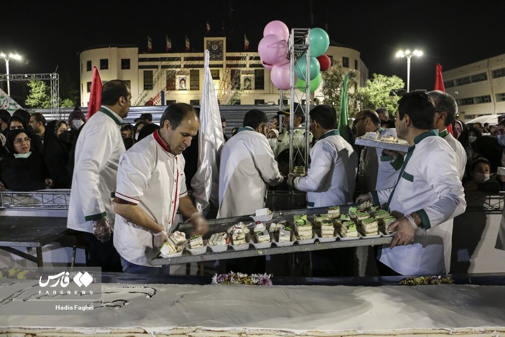 تصاویر: پخت و توزیع کیک ۵ تُنی در مشهد