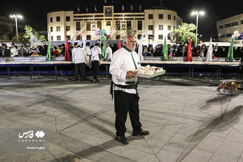 تصاویر: پخت و توزیع کیک ۵ تُنی در مشهد