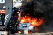 انفجار وحشتناک خودرو در پمپ بنزین | خونسردی عجیب مامور جایگاه سوخت / فیلم