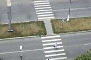 برخورد هولناک موتورسوار با زن بدشانس روی خط عابر پیاده / فیلم